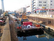 Narrow waterway work (crane)