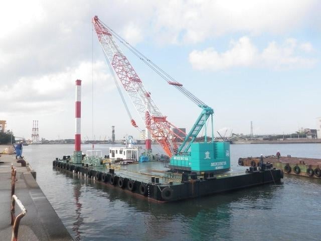  A crane small wooden stand ship: Toyomi 